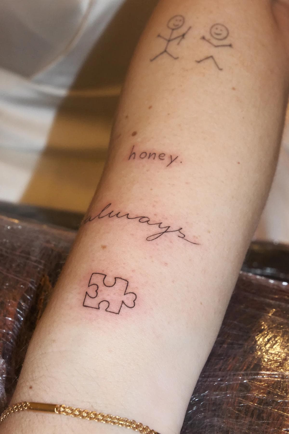 Pequenas tatuagens realizadas durante a experiência