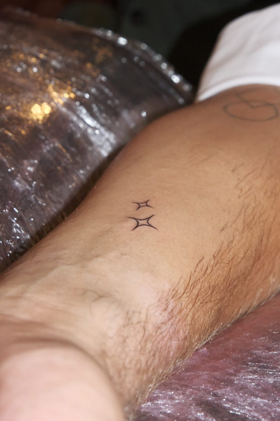 Pequenas estrelas tatuadas no braço de um convidado