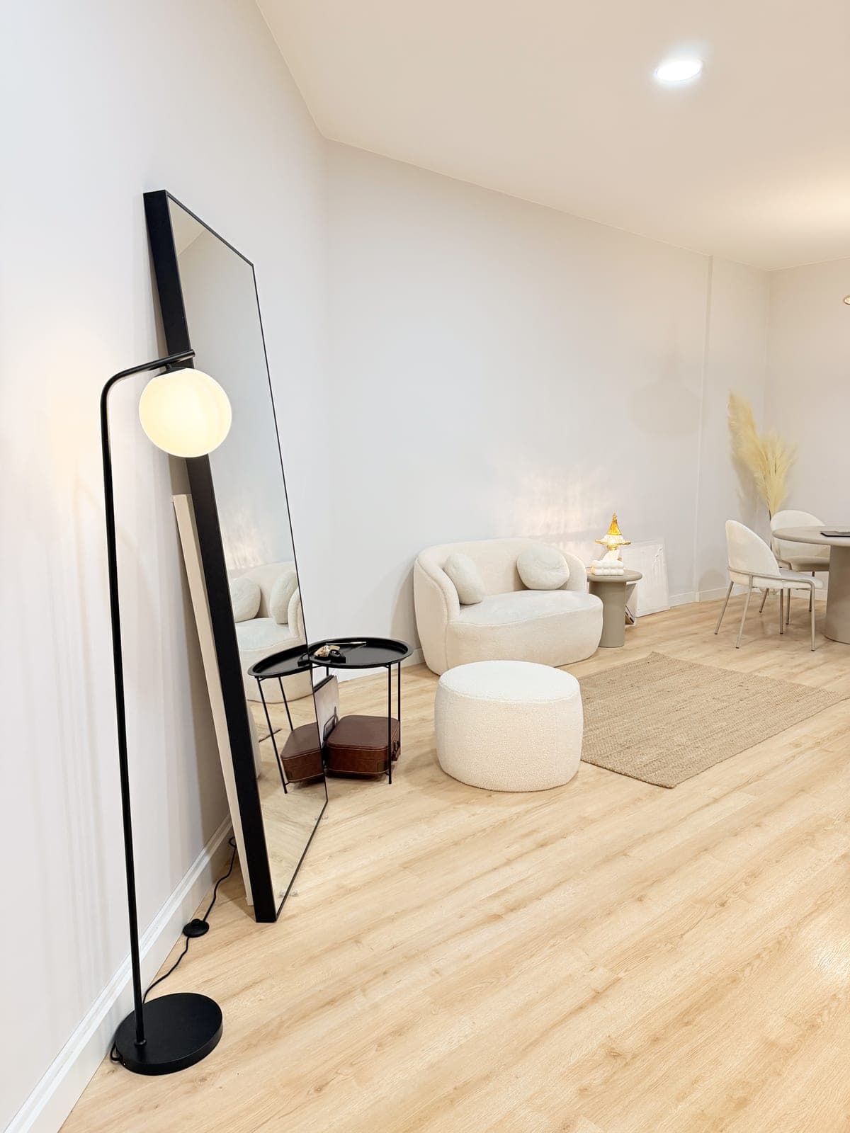 Candeeiro, espelho e a zona de estar do atelier