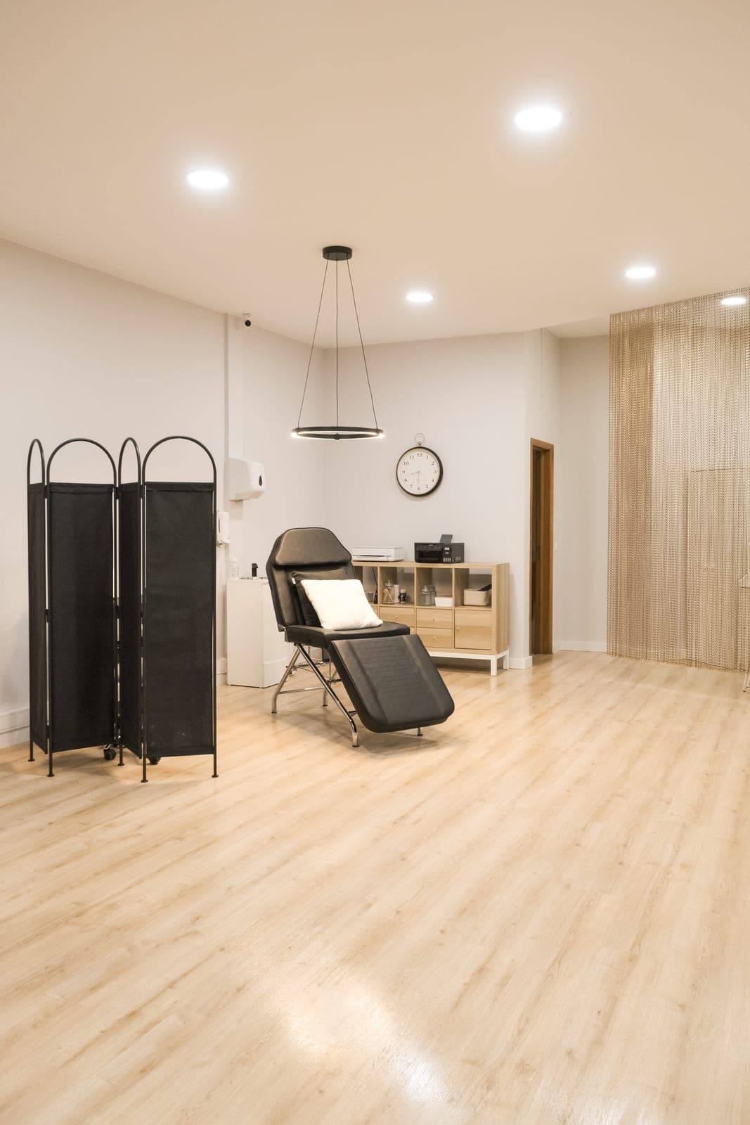 A zona de tatuagem com a maca e o biombo