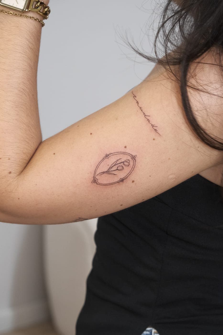 Desenho delicado em fine line no braço