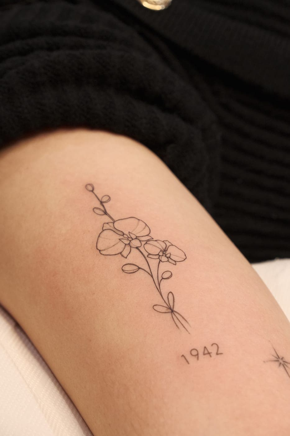 Orquídea em fine line com uma data