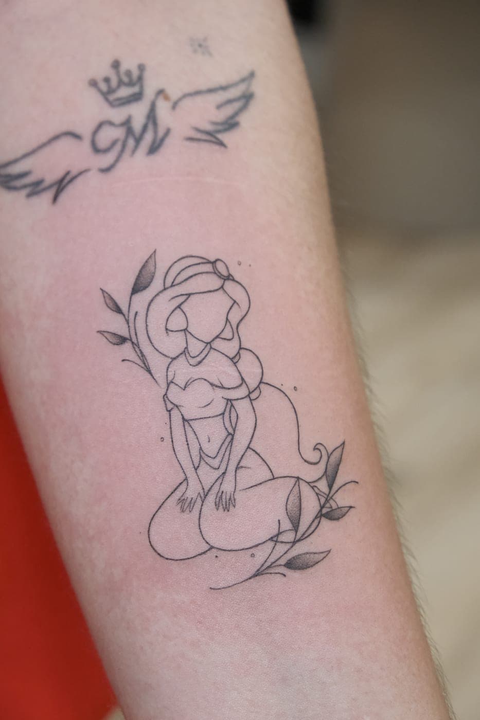 Figura feminina com flores em fine line