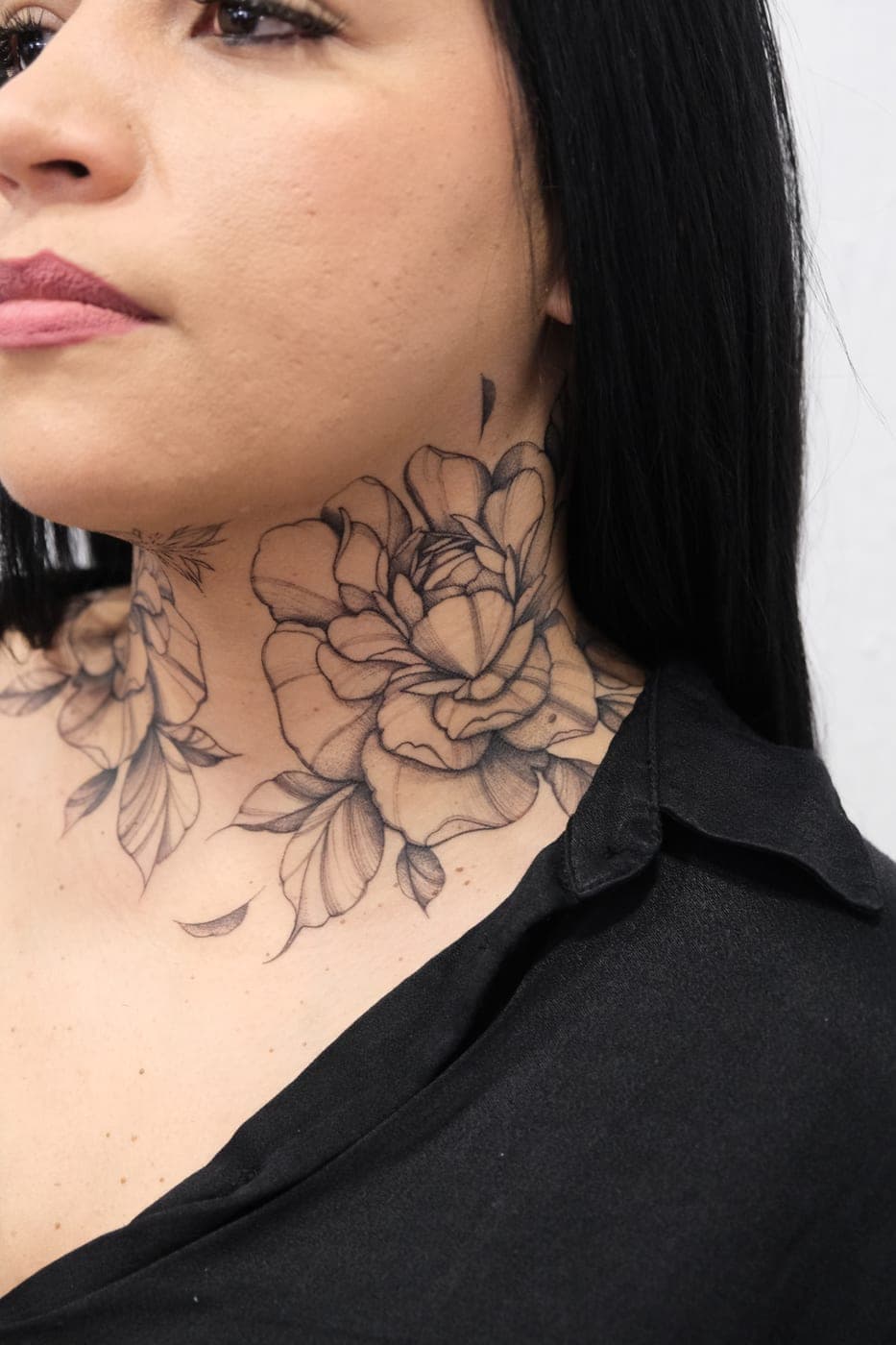 Peónias tatuadas no pescoço
