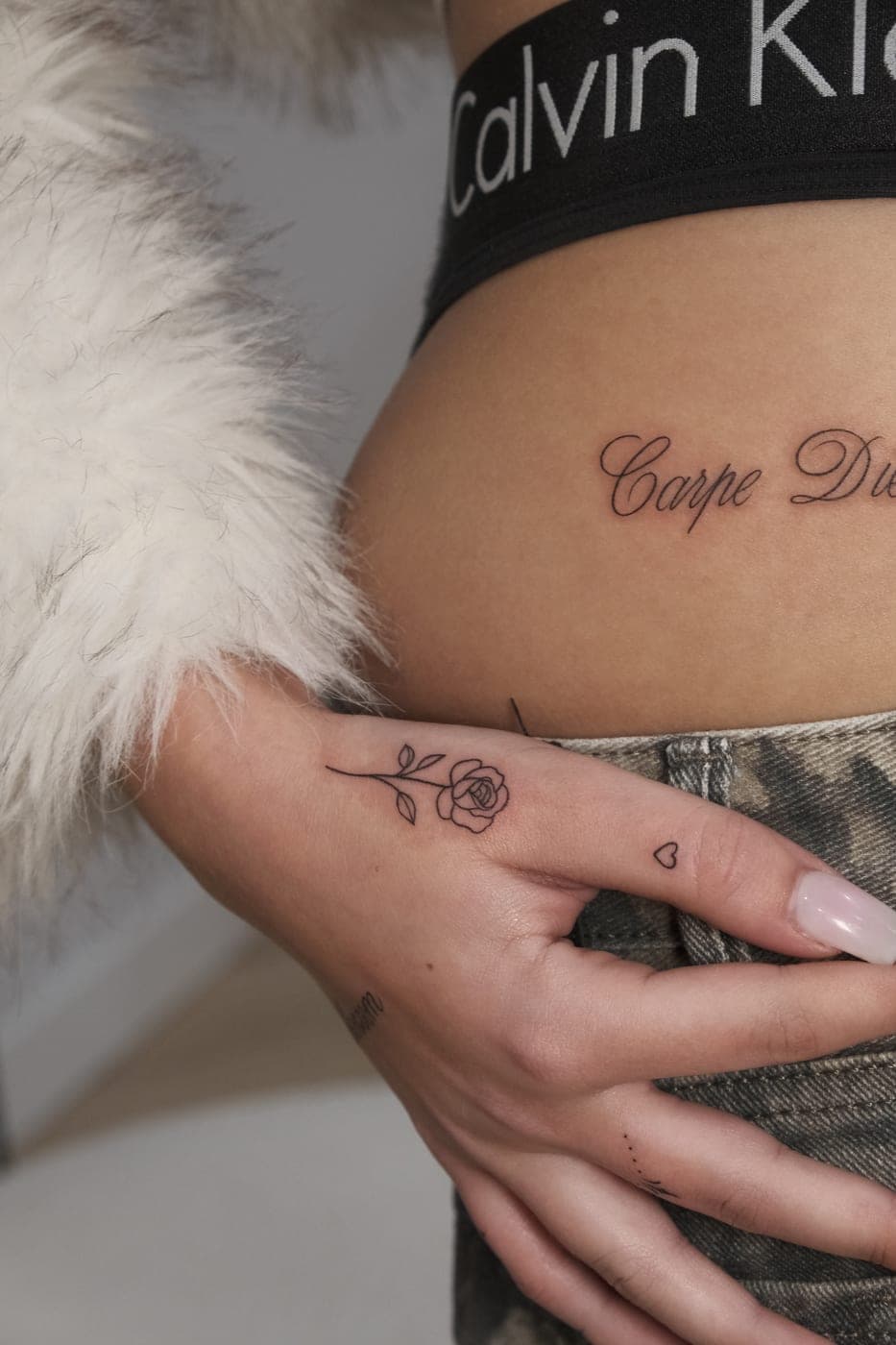 Frase «carpe diem» na zona da anca