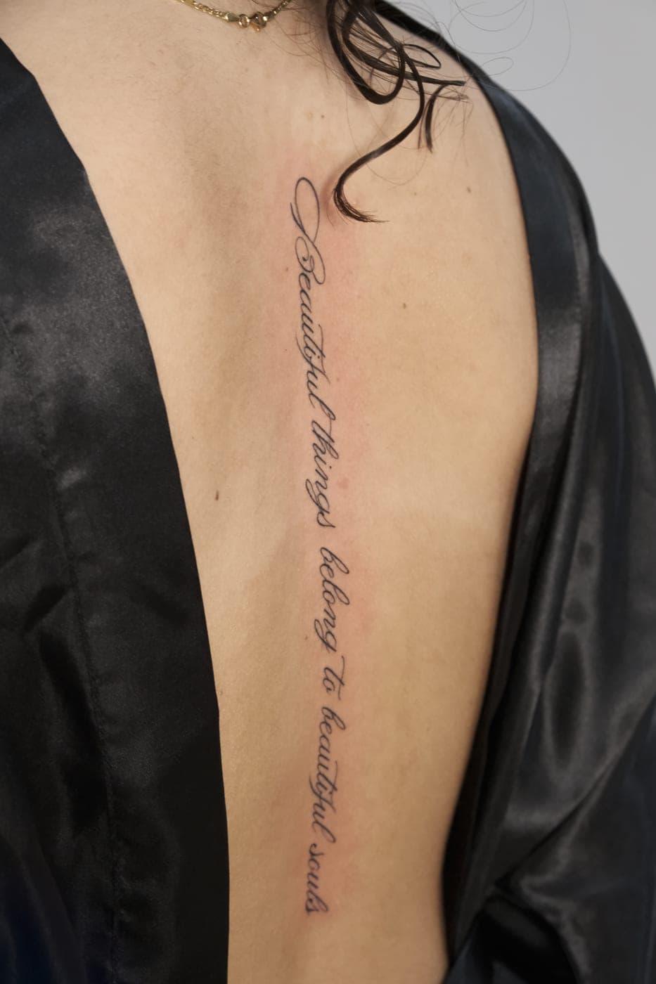Frase em letra cursiva ao longo da coluna