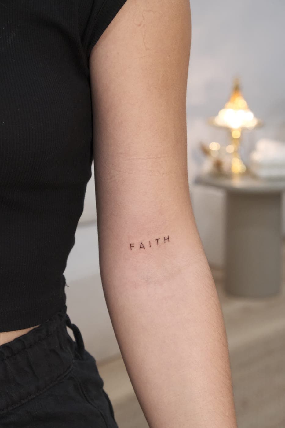 Palavra «faith» no braço