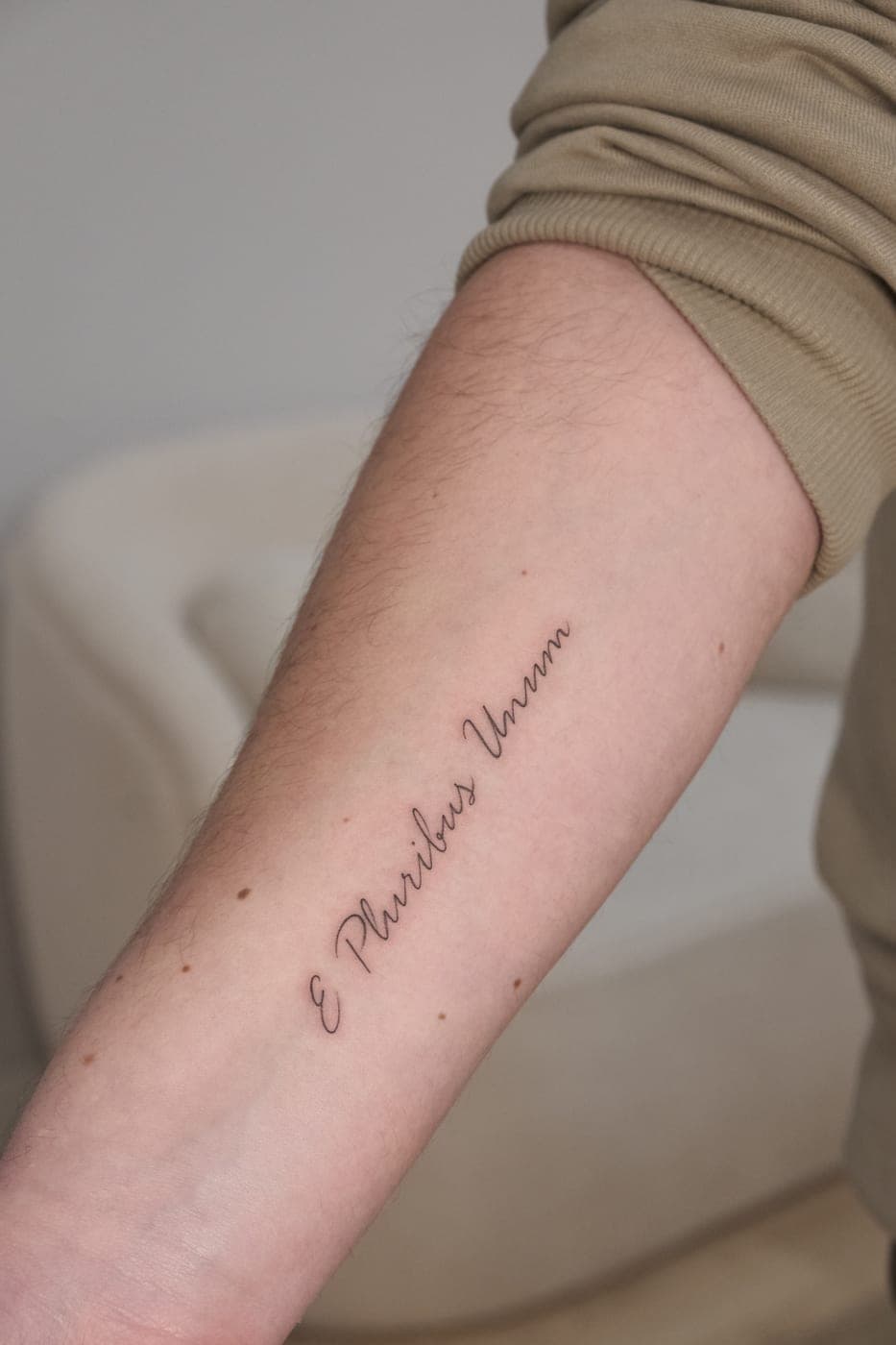 Frase em latim no antebraço