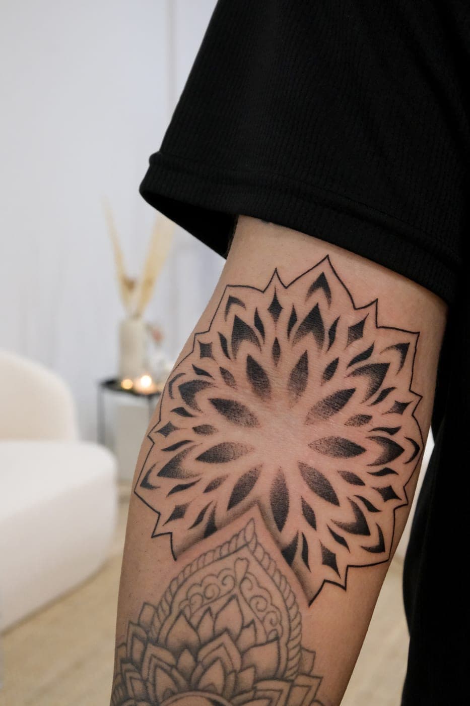 Mandala em dotwork no braço
