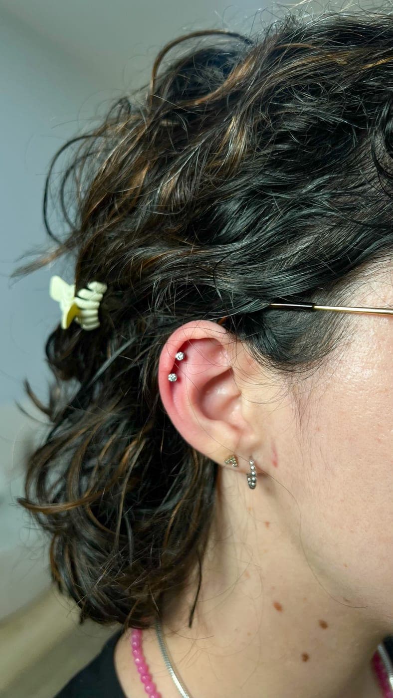 Piercing na orelha: hélix duplo