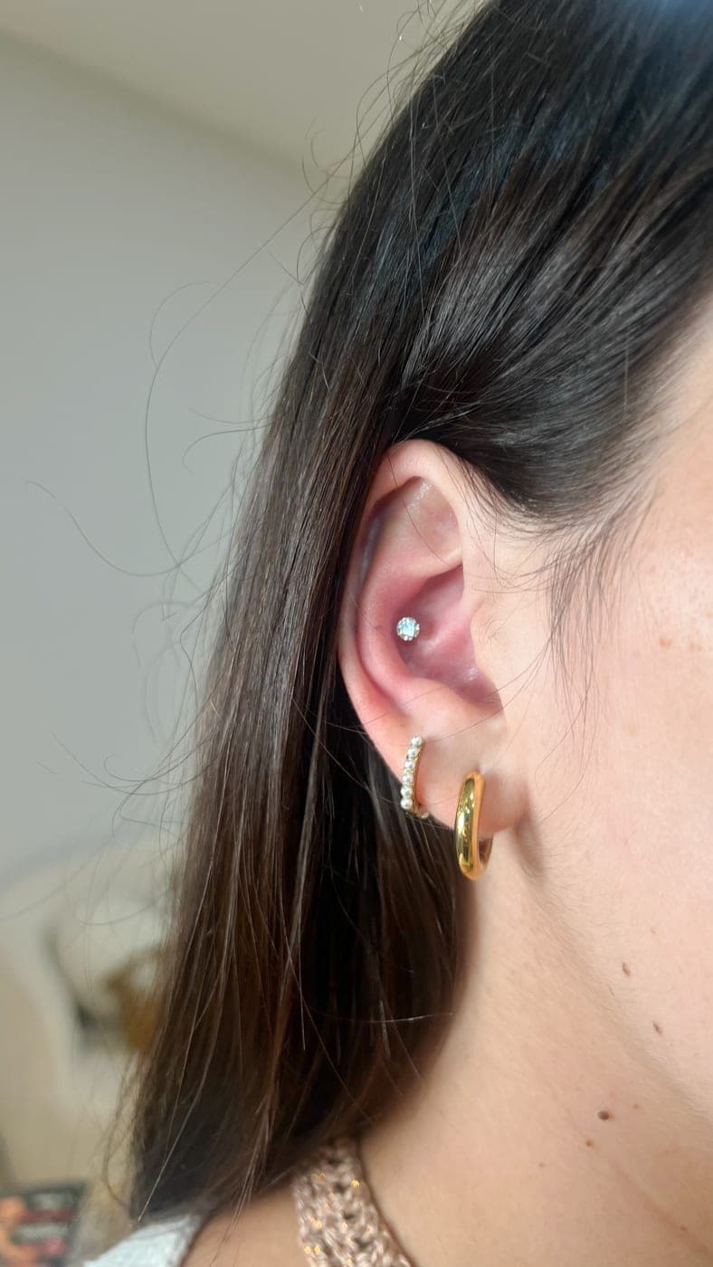 Piercing na orelha: conch com argolas