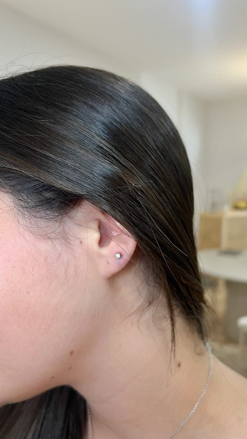 Piercing na orelha: pequeno brilhante
