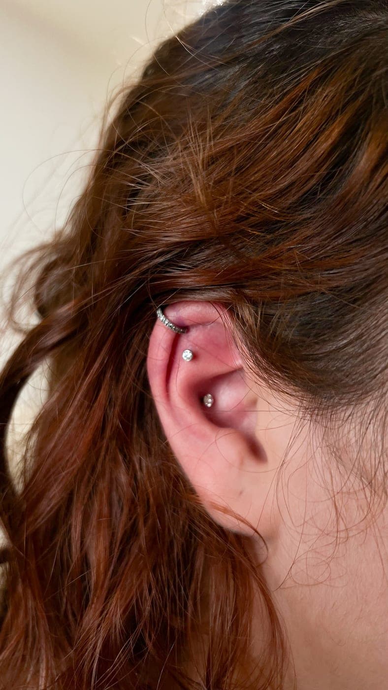 Piercing na orelha: hélix com brilhante